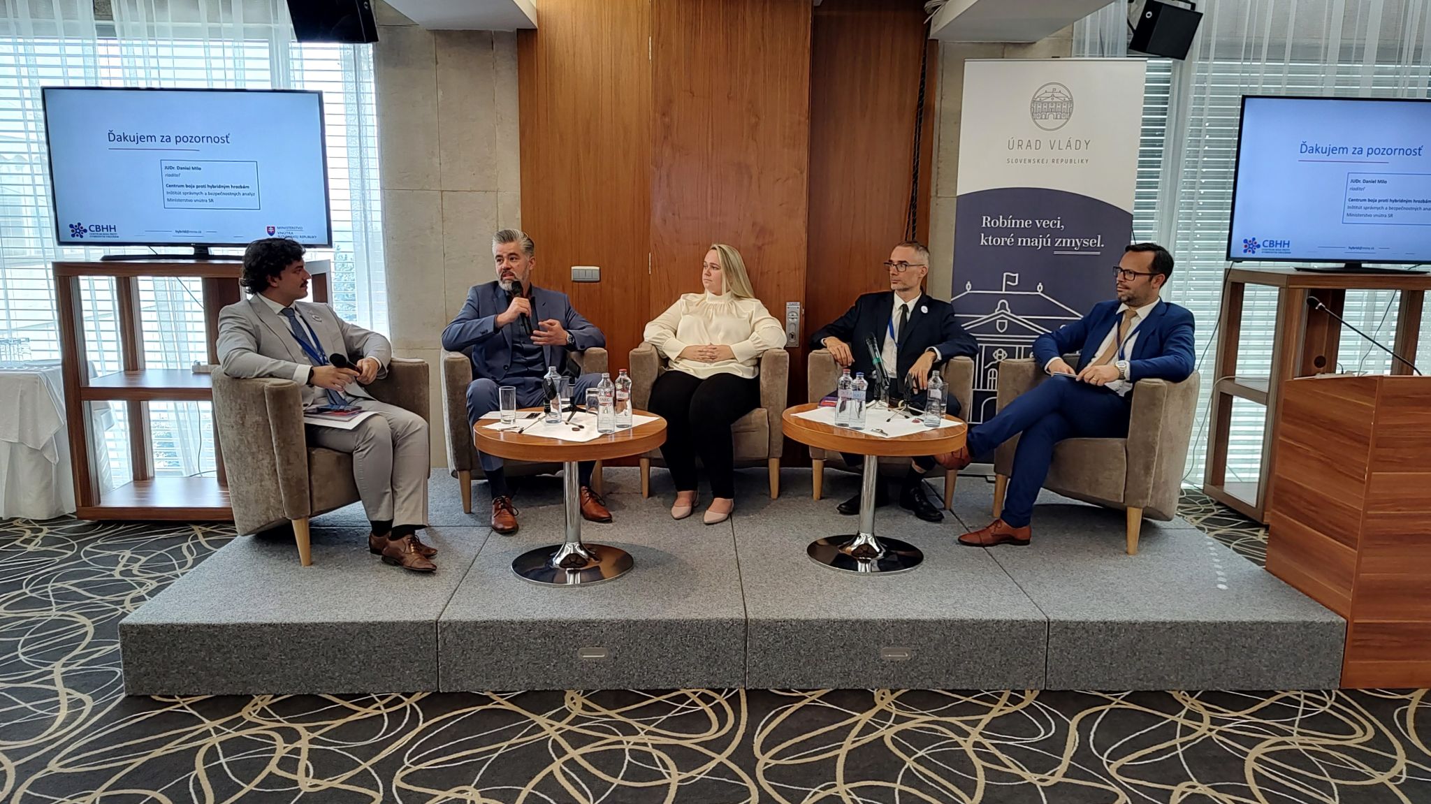 účastníci konferencie STRATKOM